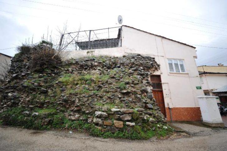 Zindan Kapı'nın surlarının üzerine ev yapmışlar G1