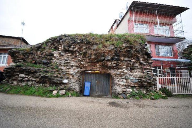 Zindan Kapı'nın surlarının üzerine ev yapmışlar G2