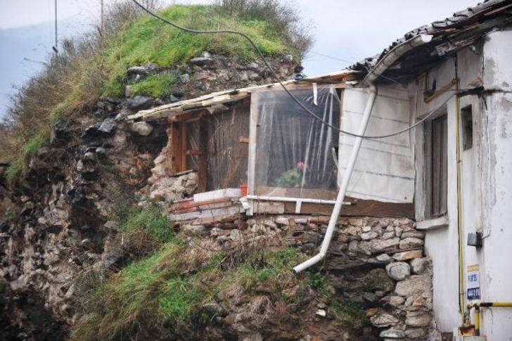 Zindan Kapı'nın surlarının üzerine ev yapmışlar G3