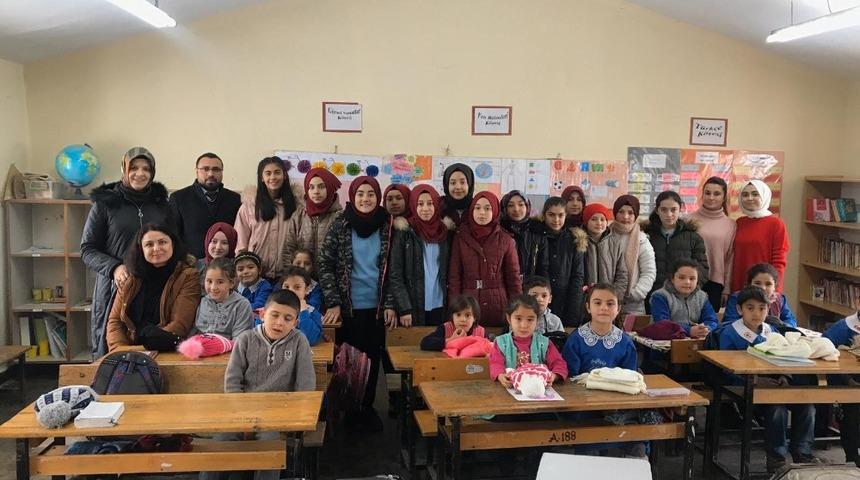 Ortaokul &ouml;ğrencileri, ilkokul &ouml;ğrencilerine atkı ve bere &ouml;rd&uuml;