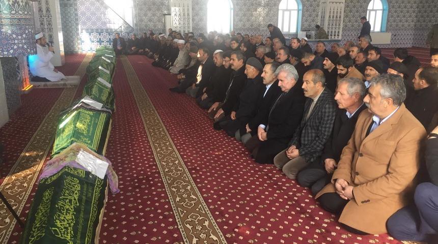 Van'da depremde hayatını kaybedenler için cenaze töreni