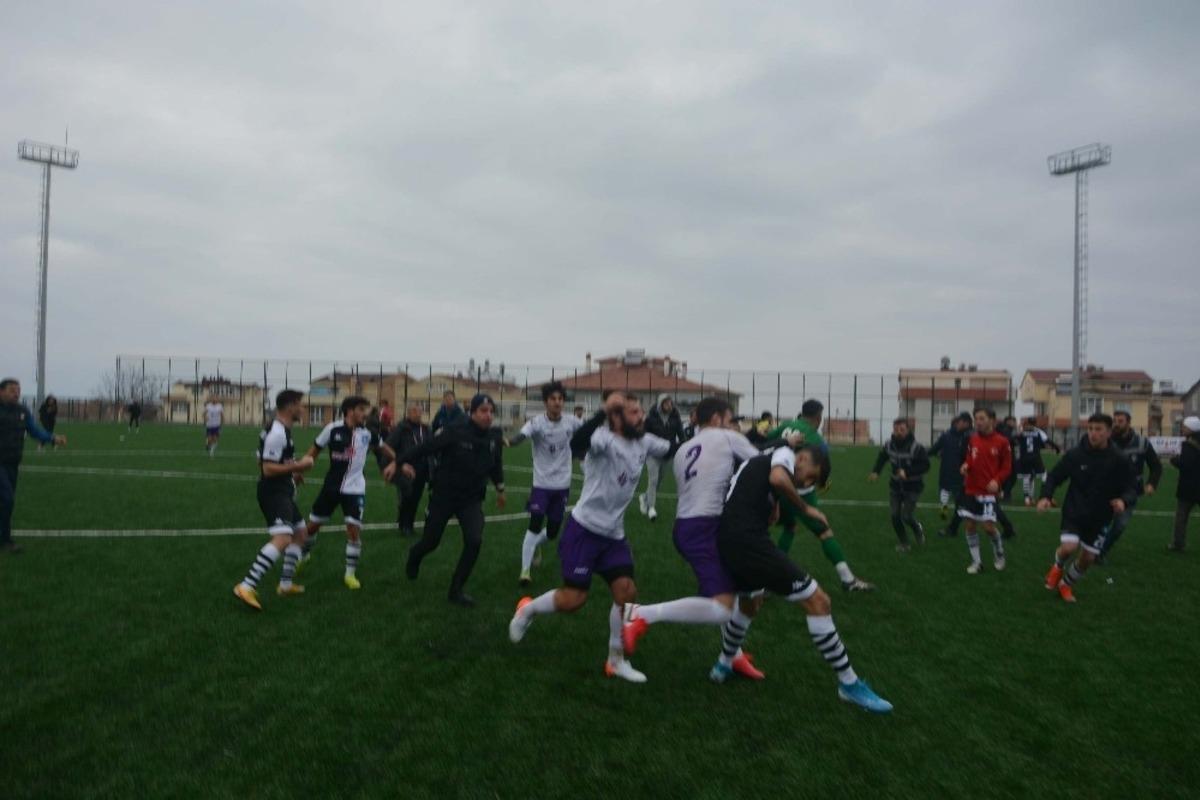 Ma&ccedil;tan sonra saha karıştı, futbolcular birbirine girdi