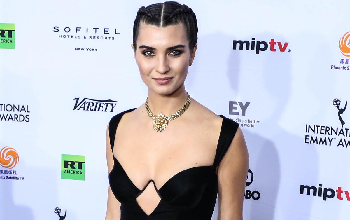 Tuba B&uuml;y&uuml;k&uuml;st&uuml;n'&uuml;n makyajsız fotoğrafına beğeni yağdı