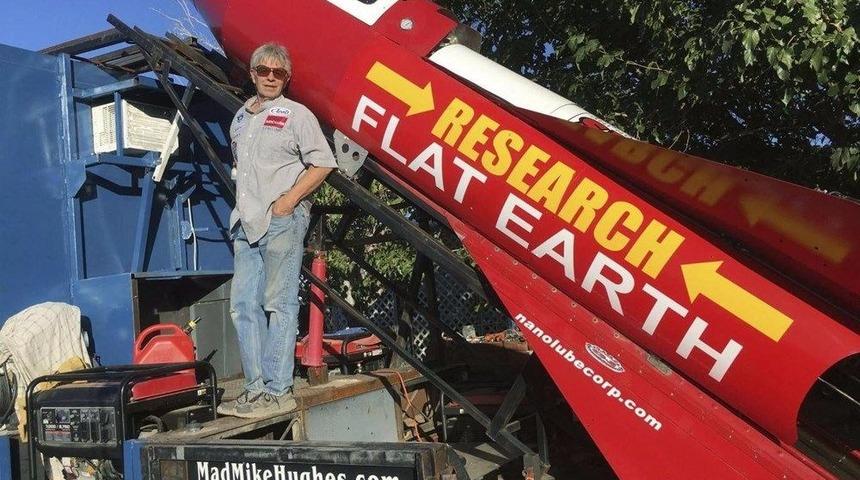 'Dünya düzdür' dedi, kendini uzaya fırlattı!