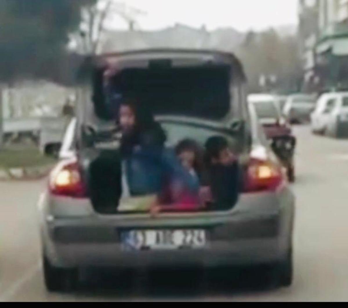 &Ccedil;ocukların otomobil bagajında tehlikeli yolculuğu kameraya yansıdı