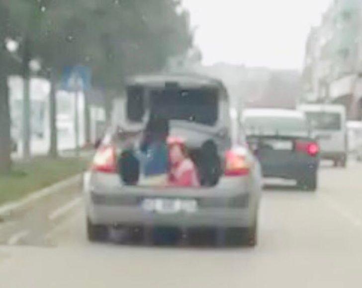 Çocukların otomobil bagajında tehlikeli yolculuğu kameraya yansıdı G2
