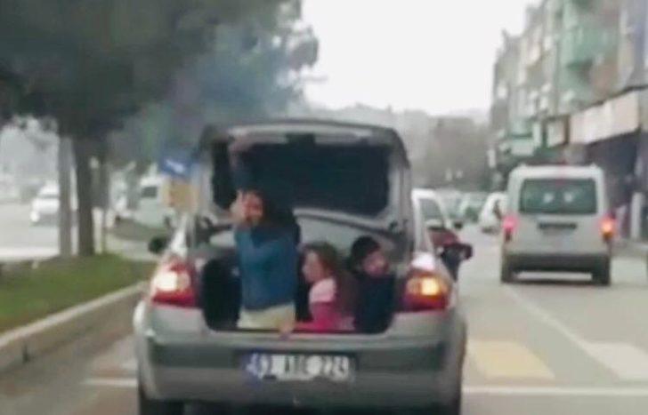 Çocukların otomobil bagajında tehlikeli yolculuğu kameraya yansıdı G3
