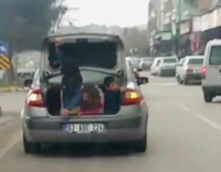 Çocukların otomobil bagajında tehlikeli yolculuğu kameraya yansıdı G4