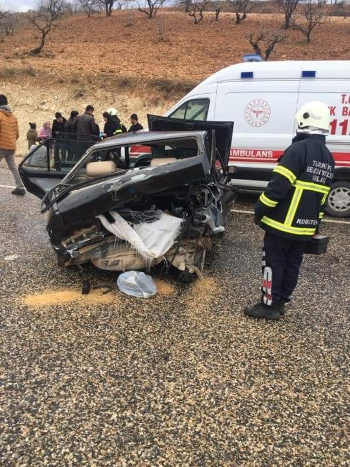 İki otomobil &ccedil;arpıştı: 7 yaralı