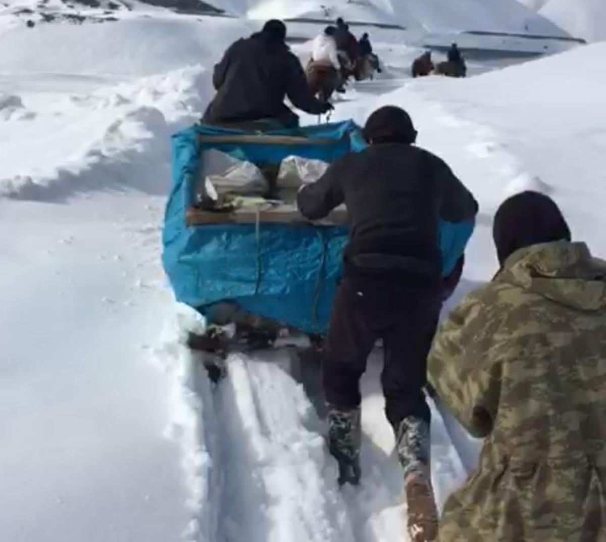Y&uuml;ksekova&rsquo;da hastayı atlı kızakla 13 kilometre taşıdılar