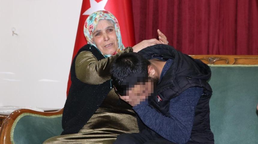 HDP &ouml;n&uuml;ndeki ailelerden biri daha evladına kavuştu