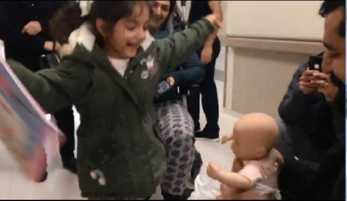 Minik Lana kaybolan bebeğine kavuştu! 