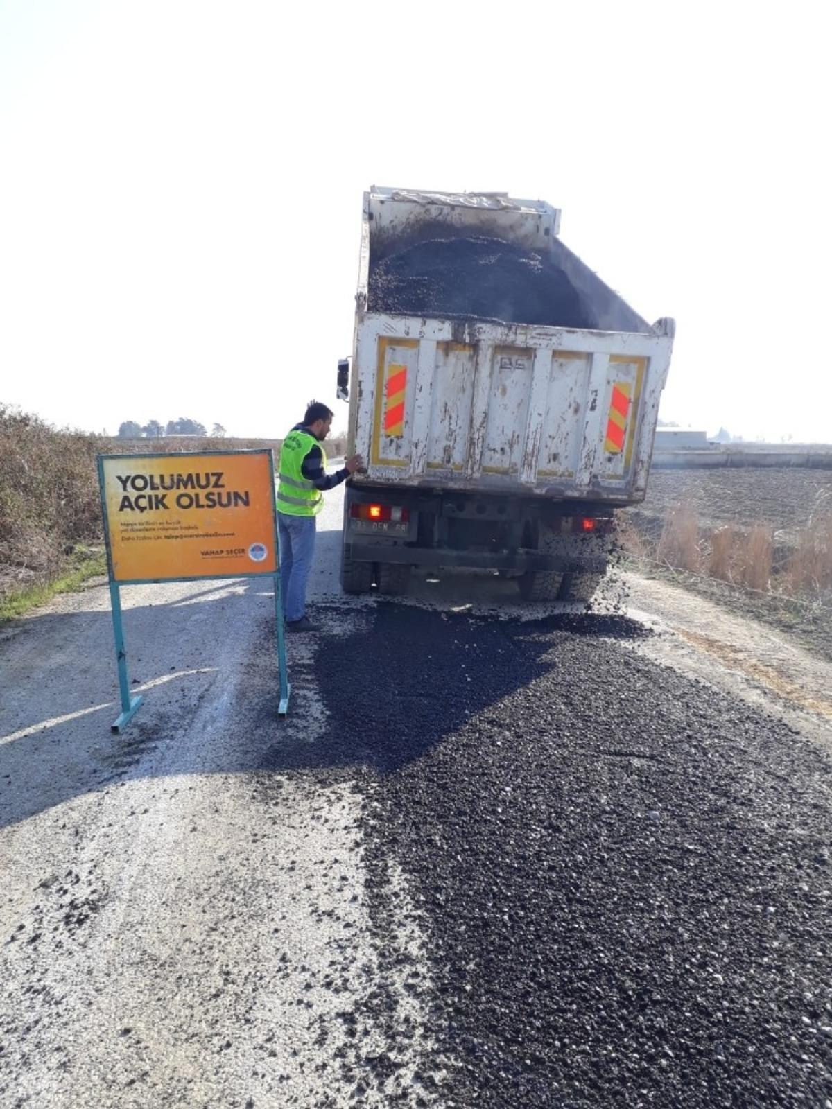 Tarsus ve &Ccedil;amlıyayla&rsquo;da heyelandan zarar g&ouml;ren yollar onarılıyor