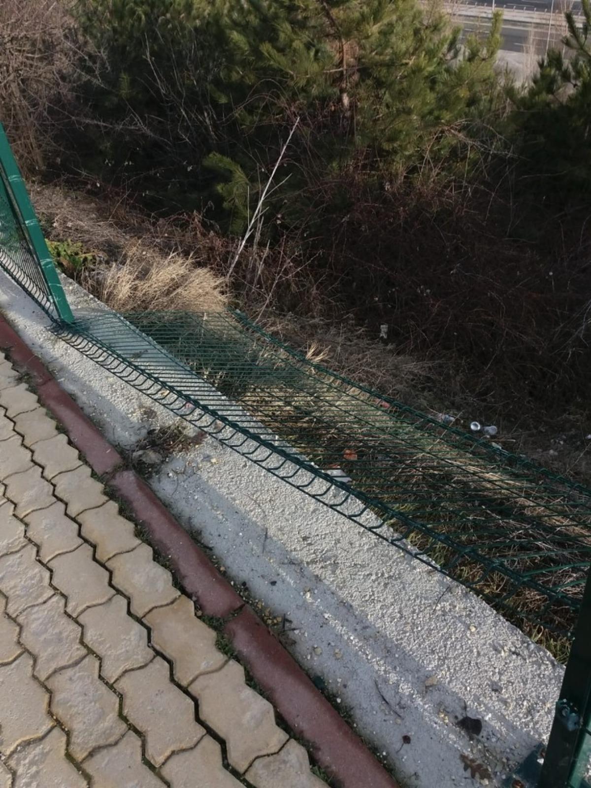 Yayaların g&uuml;venliğini sağlayan &ccedil;itlere zarar verdiler