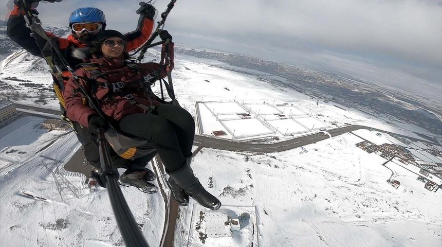 Kayak merkezi Palandöken'de yamaç paraşütü keyfi