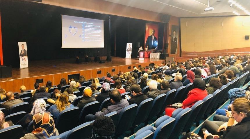 Mersin&rsquo;de velilere &rsquo;Bilin&ccedil;i teknoloji kullanımı&rsquo; semineri d&uuml;zenlendi