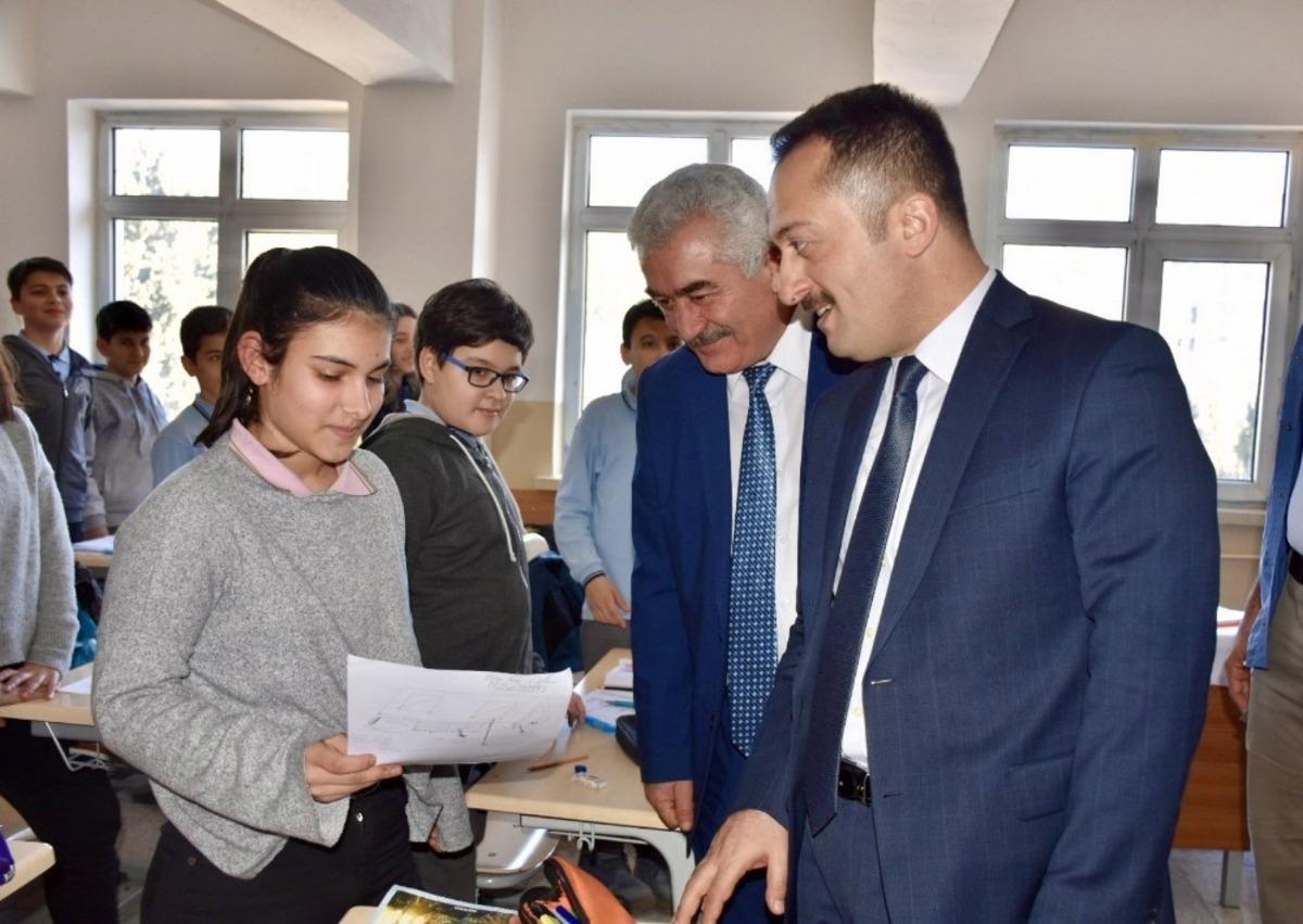 Vali Şent&uuml;rk ortaokul &ouml;ğrencileri ile bir araya geldi