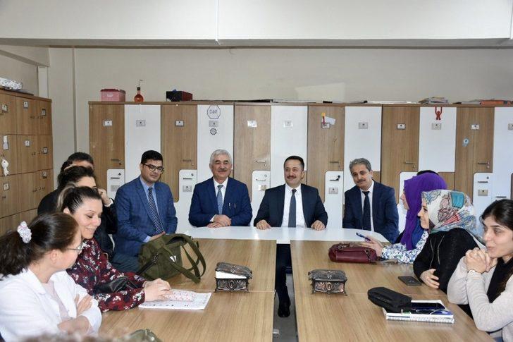 Vali Şentürk ortaokul öğrencileri ile bir araya geldi G3