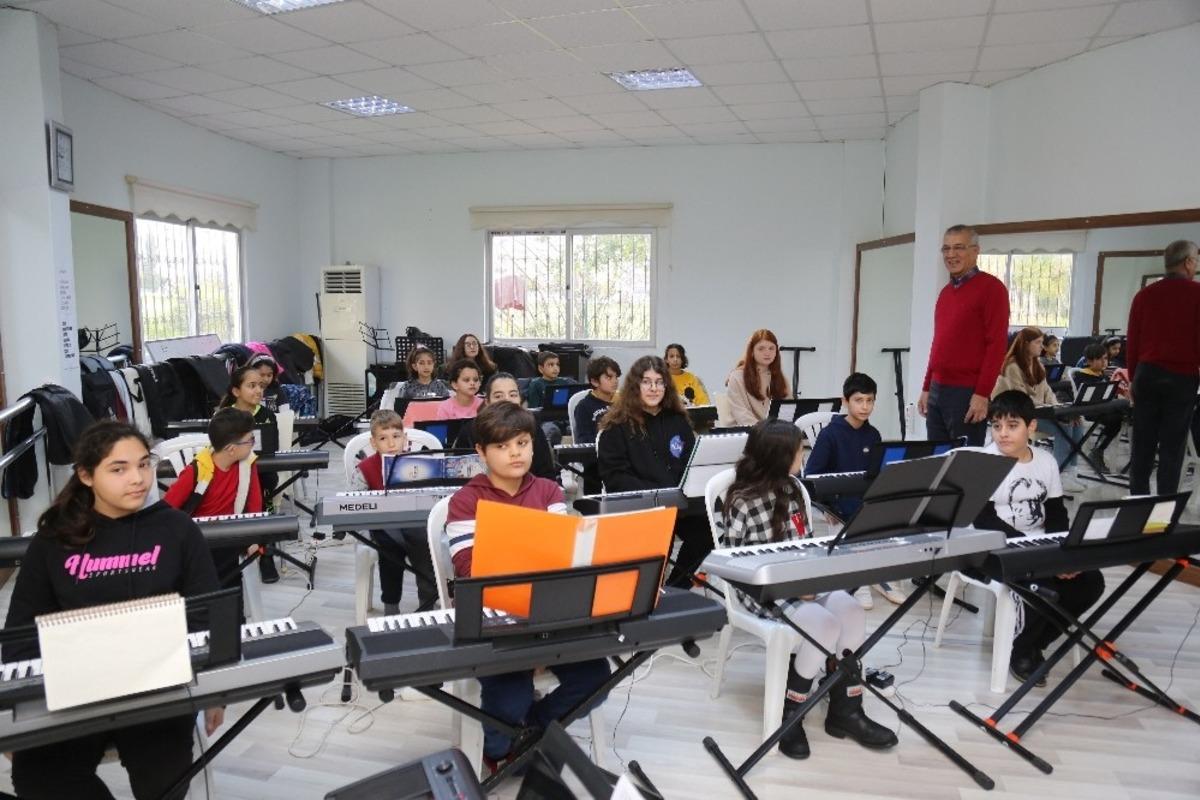 Mezitli Belediyesi&rsquo;nin piyano kursuna yoğun ilgi
