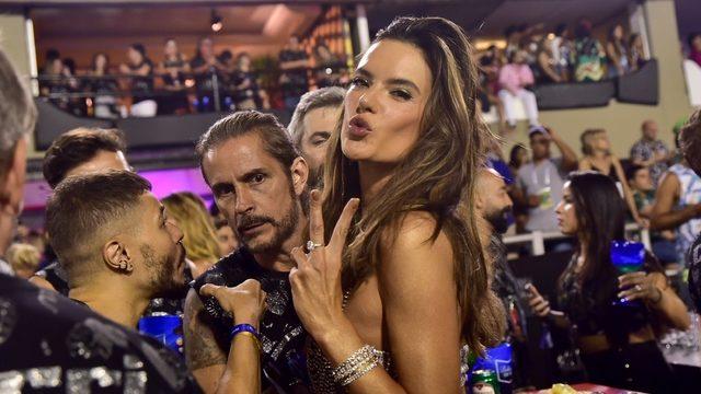Alessandra Ambrosio Rio Festivali'ne damga vurdu! 