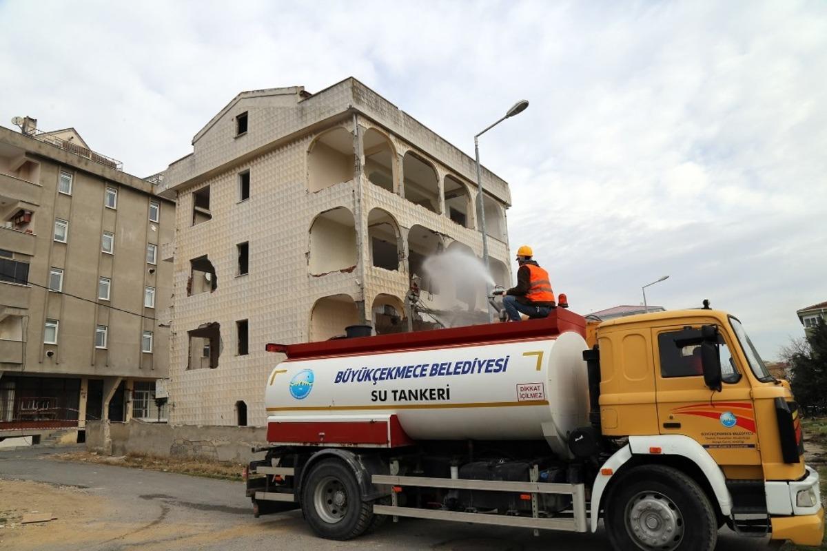 Deprem riski taşıyan 4 katlı bina yıkıldı