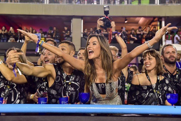 Alessandra Ambrosio Rio Festivali'ne damga vurdu!  G1