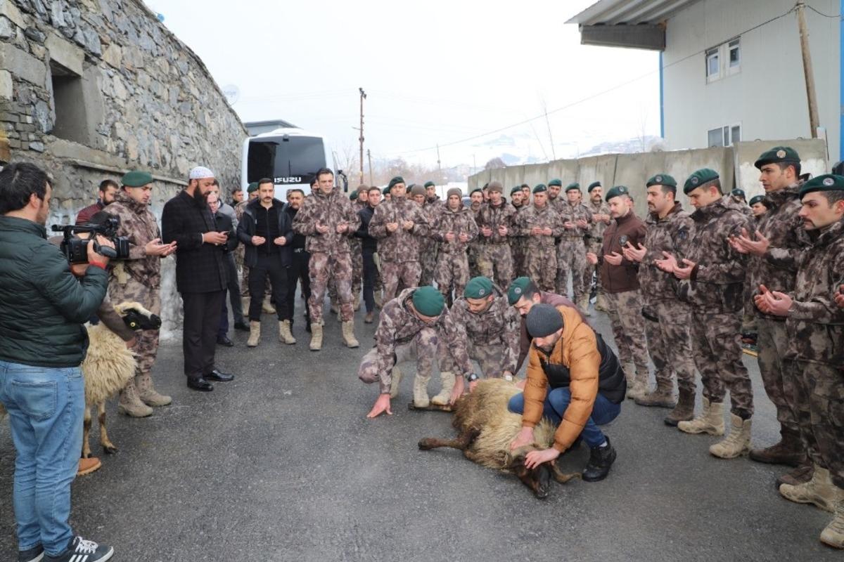 Hakkari &ouml;zel harekat polislerine dualar eşliğinde &ccedil;ığ eğitimi