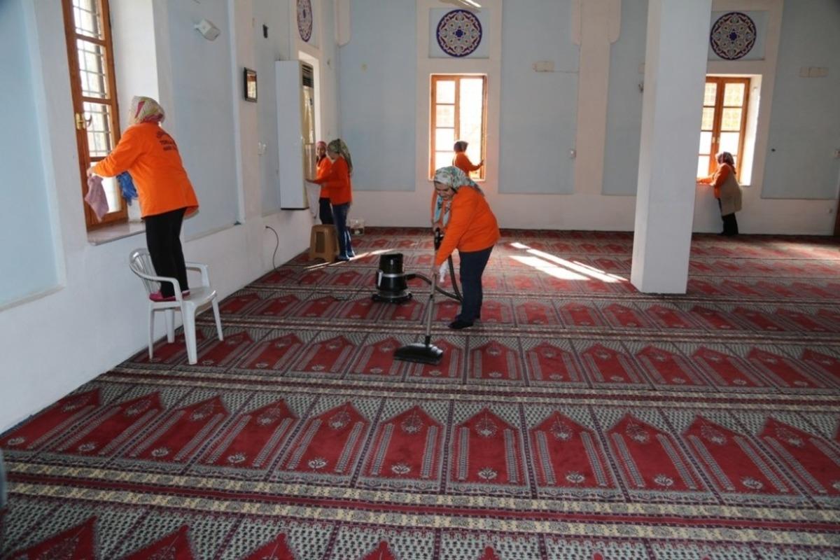 Y&uuml;reğir&rsquo;de ibadethaneler d&uuml;zenli olarak temizleniyor