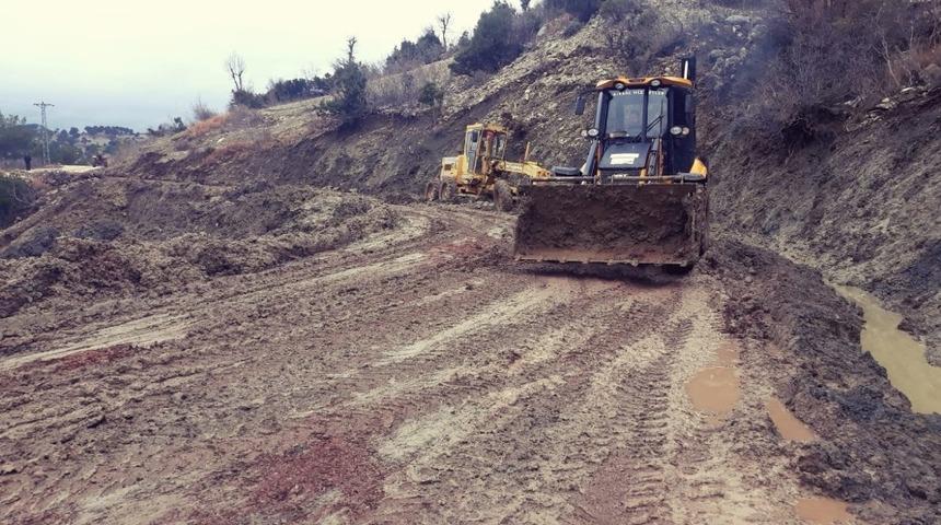 Akseki Kepez ve Hocak&ouml;y grup yolunda heyelan &ccedil;alışması