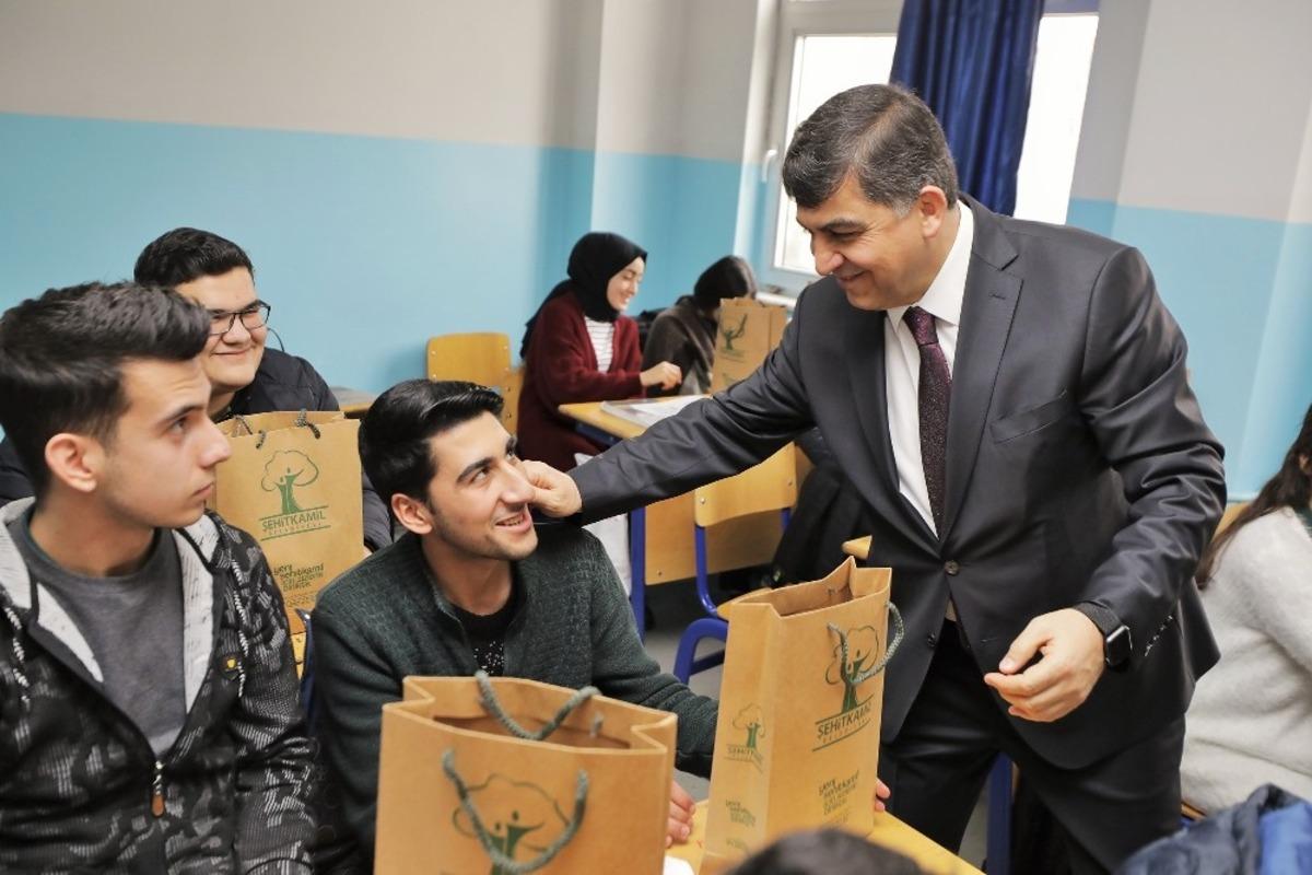 Fadıloğlu, lise son sınıf &ouml;ğrencileriyle buluştu