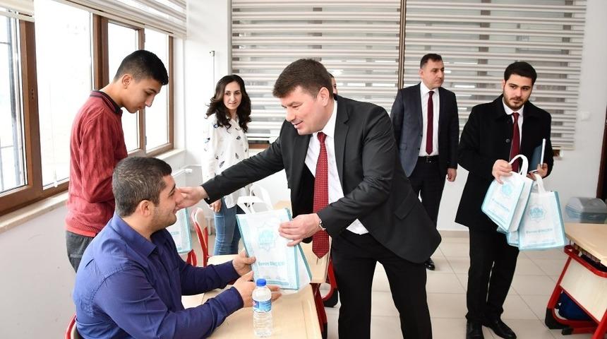 Başkan Din&ccedil;er &ouml;ğrencilerle buluştu