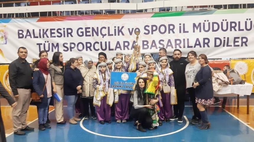 Burhaniyeli &ouml;ğrenciler halk oyunlarında Balıkesir ikincisi oldu