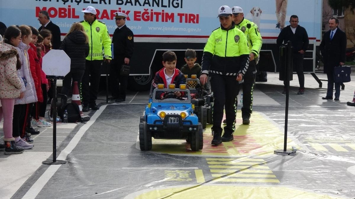 &Ccedil;anakkale&rsquo;de minik &ouml;ğrencilere ak&uuml;l&uuml; arabalarla trafik eğitimi