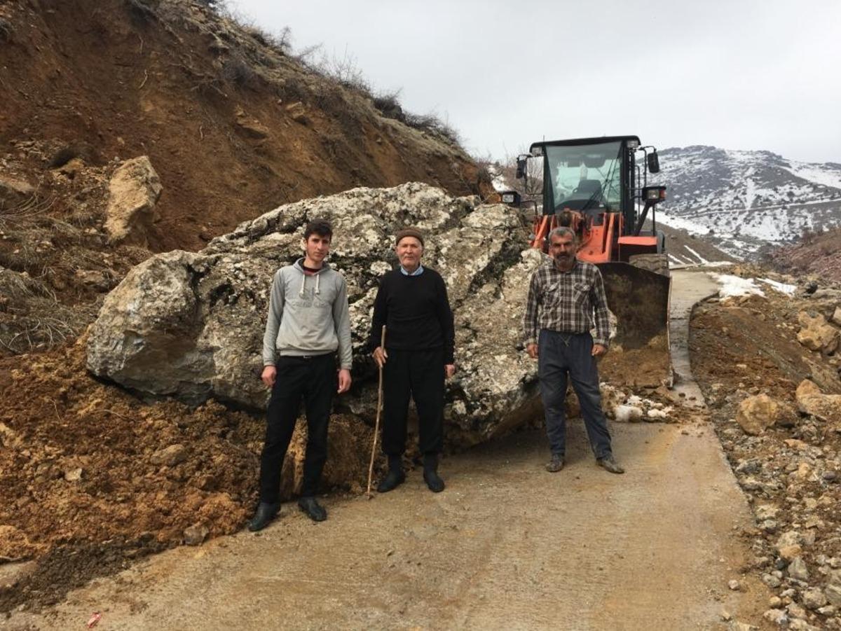 K&ouml;y yoluna kaya par&ccedil;ası d&uuml;şt&uuml;, iş makinesi kaldırdı