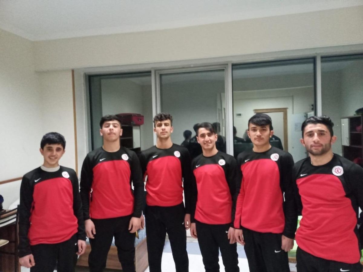 G&uuml;reş&ccedil;i muhtardan sporculara eşofman takımı