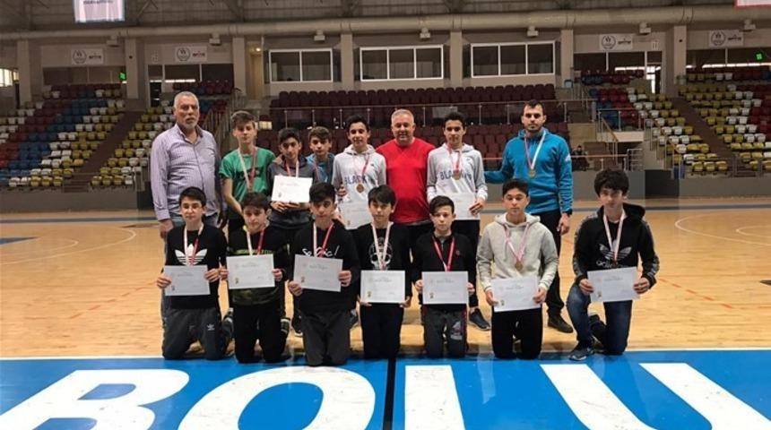 700. Yıl Ortaokulu hentbol takımı yarı finalde