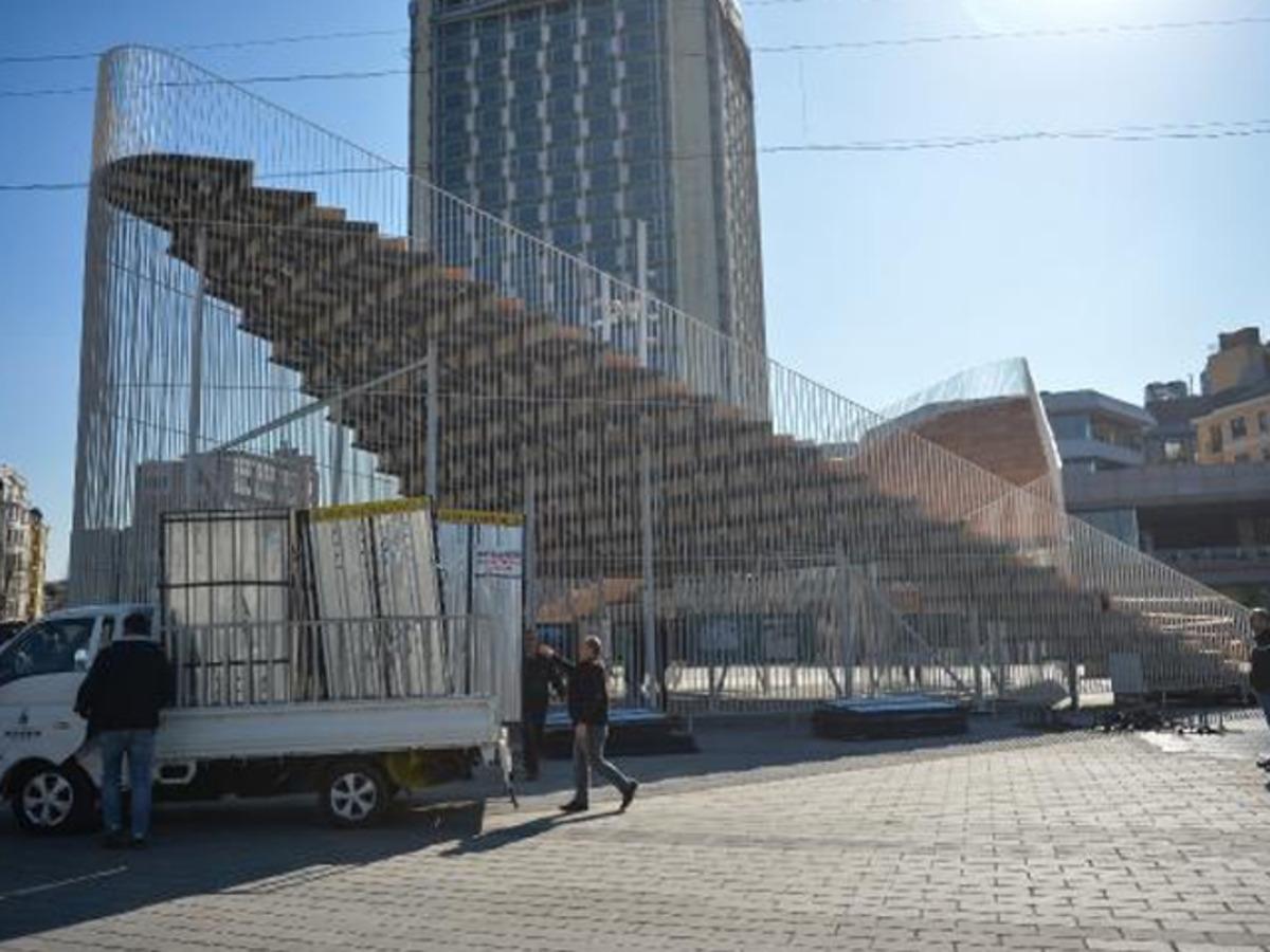 'Kavuşma Durağı' Taksim Meydanı'ndan kaldırılıyor