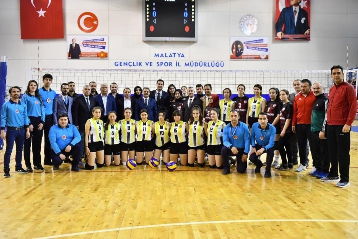 Liseler arası voleybol turnuvası b&uuml;y&uuml;k &ccedil;ekişme