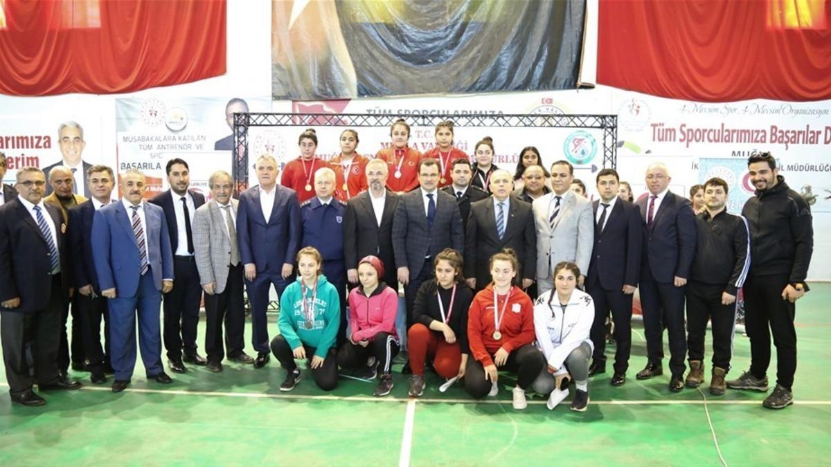 D&uuml;zceli sporcular halterde 3 madalya kazandı