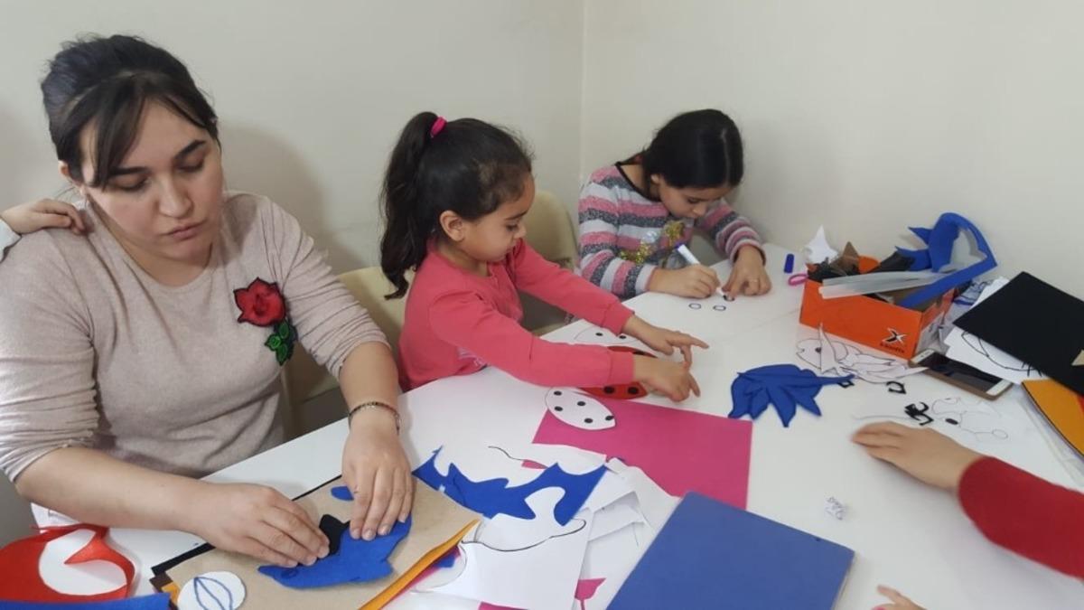 Anne ve &ccedil;ocuklardan ke&ccedil;e kuklalar