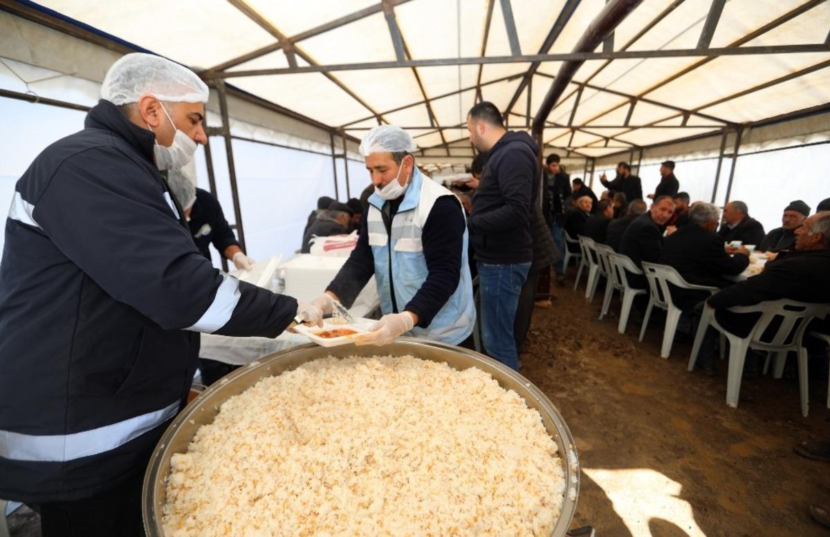 Van b&uuml;y&uuml;kşehir depremzedeler i&ccedil;in seferber oldu