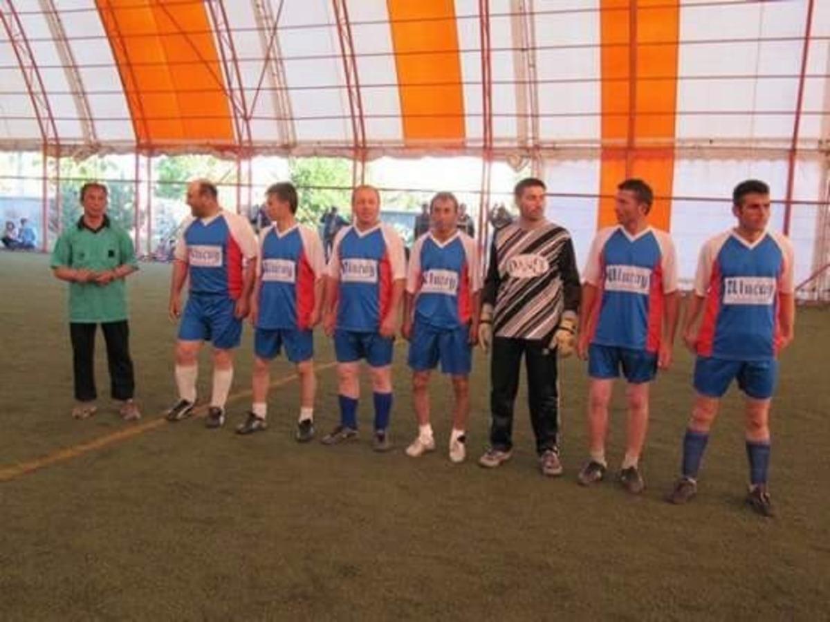 Şuhut&rsquo;ta muhtarlar 10 yıldır halı sahada buluşuyor