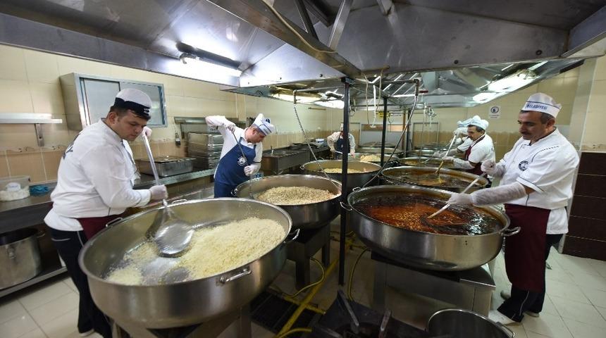 Kazanlar binlerce kişi i&ccedil;in kaynıyor