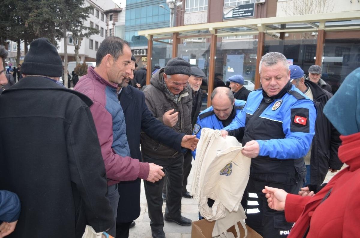 Polislerden vatandaşlara bez &ccedil;anta