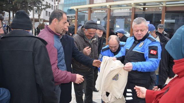 Polislerden vatandaşlara bez çanta