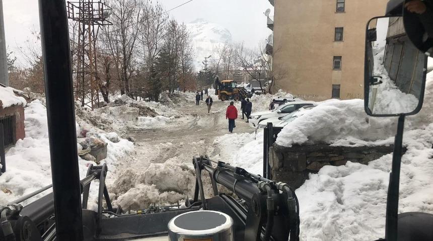 Hakkari belediyesinin kar mesaisi s&uuml;r&uuml;yor