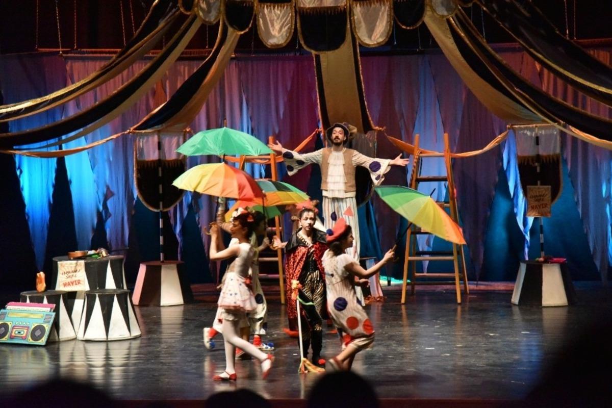 &Ccedil;ocuklar tiyatro oyunu ile hem eğlendi hem &ouml;ğrendi