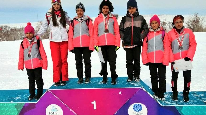 Sivaslı kayak&ccedil;ılar T&uuml;rkiye 3.&rsquo;s&uuml; oldu