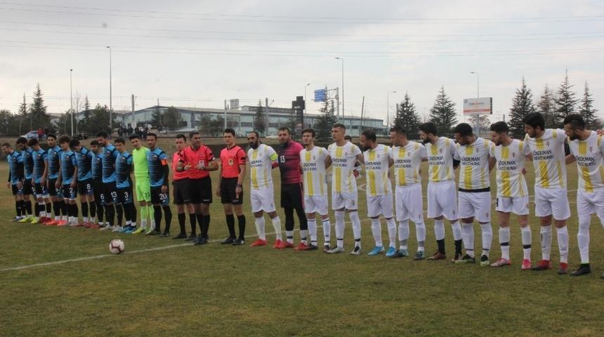 Depremde &ouml;lenler i&ccedil;in saygı duruşu