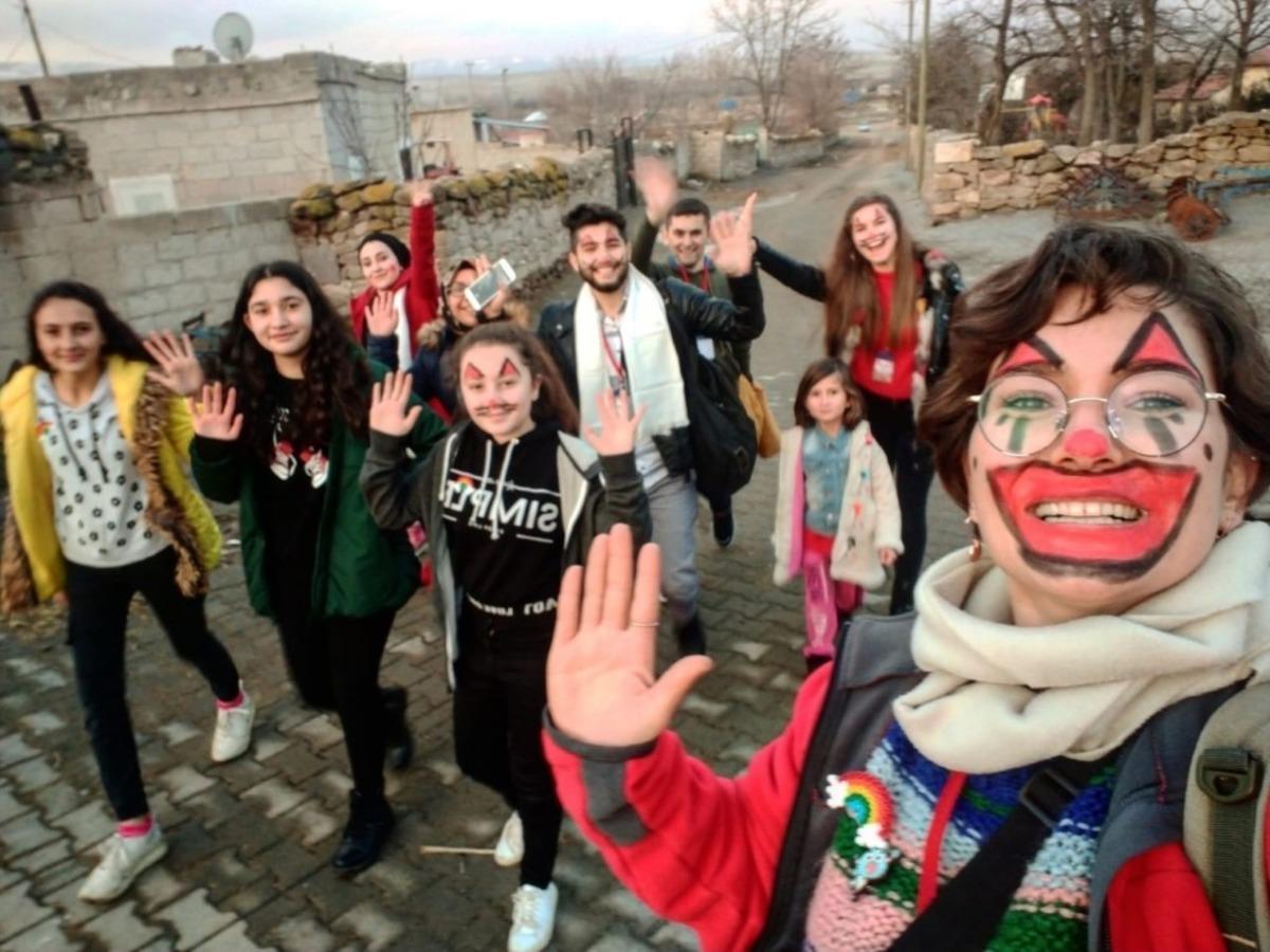 NEV&Uuml; G&ouml;kkuşağı g&ouml;n&uuml;l k&ouml;pr&uuml;leri kurmaya devam ediyor